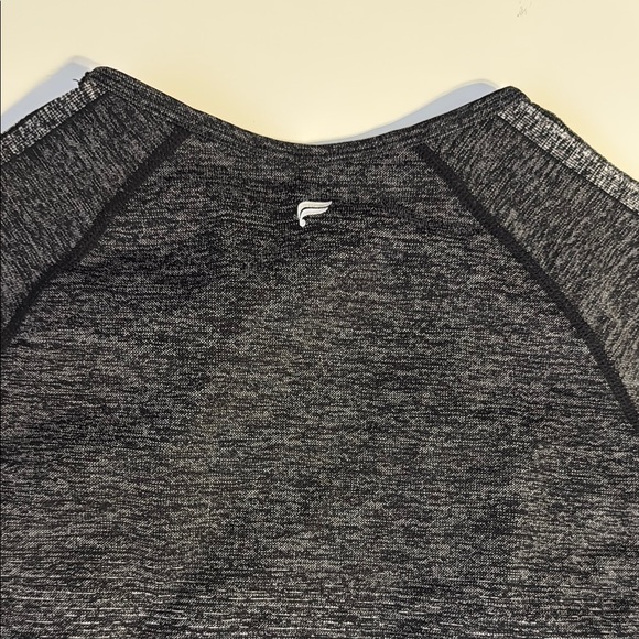 Fabletics Gray Ribbed Raglan Crop Top excercise - Picture 4 of 8